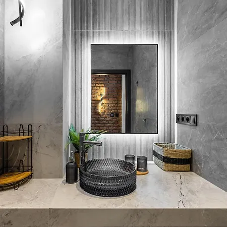 Old Town Urban Loft - With Parking Братислава